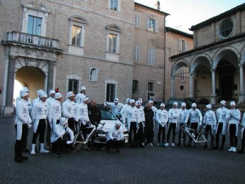 gruppo abbigl bianco gennaio 2004 (14).jpg